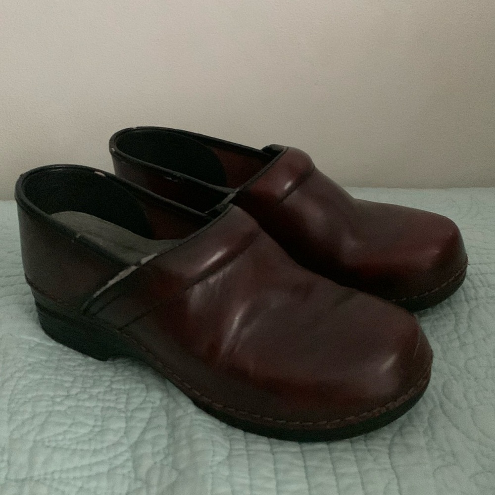 Dansko Clogs EU40/US 9.5-10 Burgundy Leather